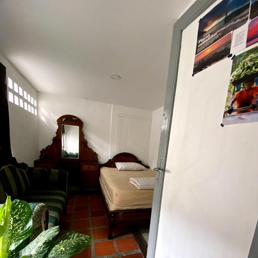 Hostal Casa Las Tias Medellin Bagian luar foto